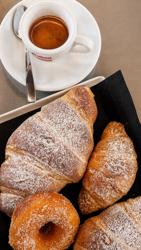Espresso, cornetti e ciambella per la colazione da Spazio